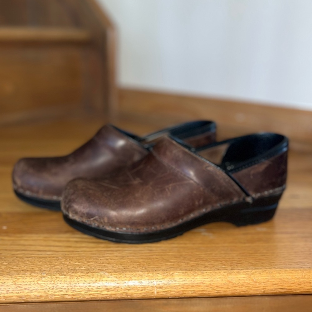 Dansko Distressed Brown Leather Clogs Size 38 (8)